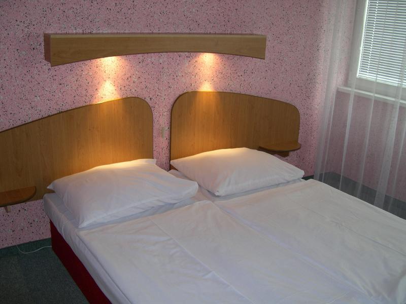 Garni Hotel Junior Bratislava Luaran gambar
