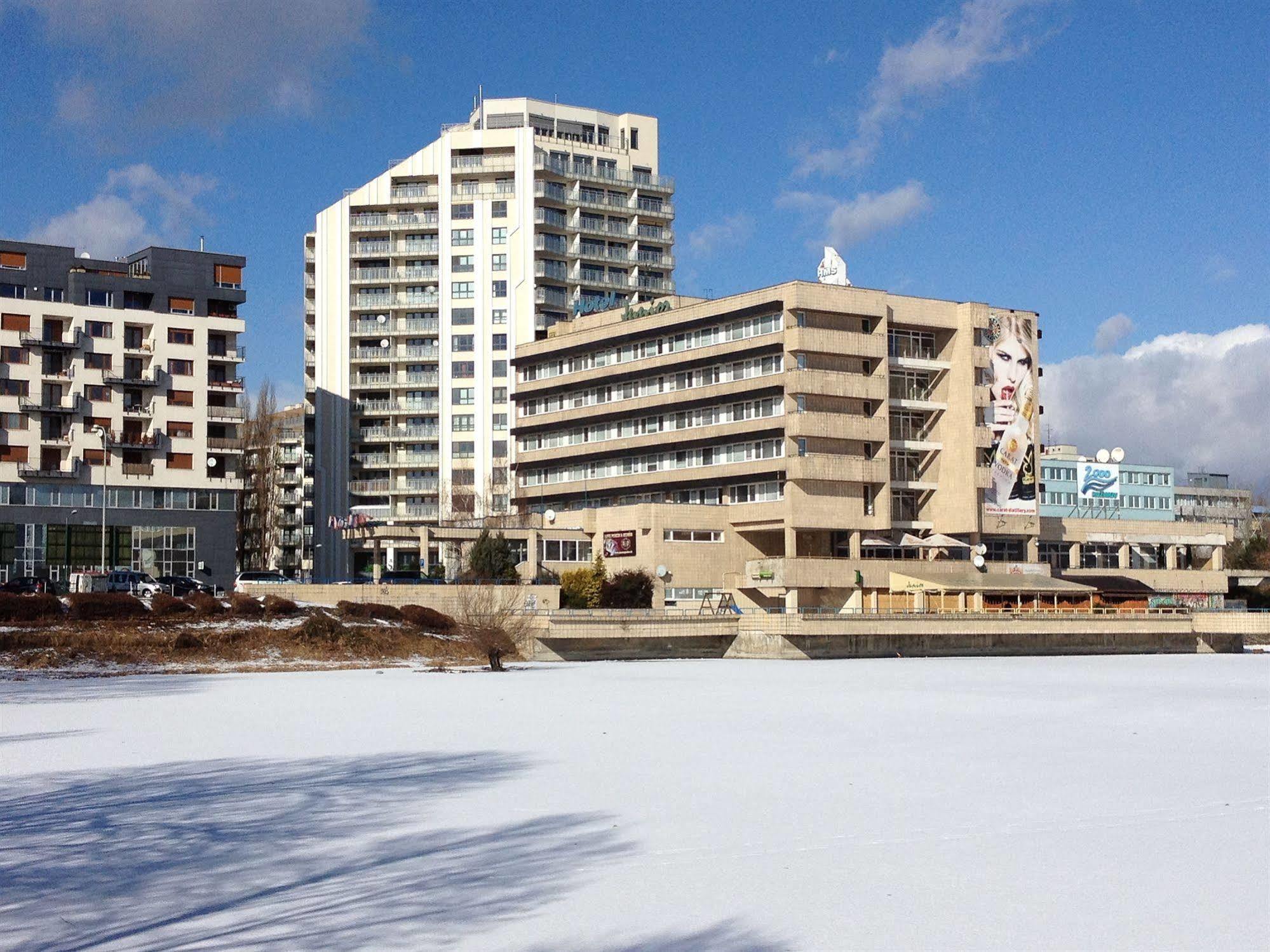 Garni Hotel Junior Bratislava Luaran gambar