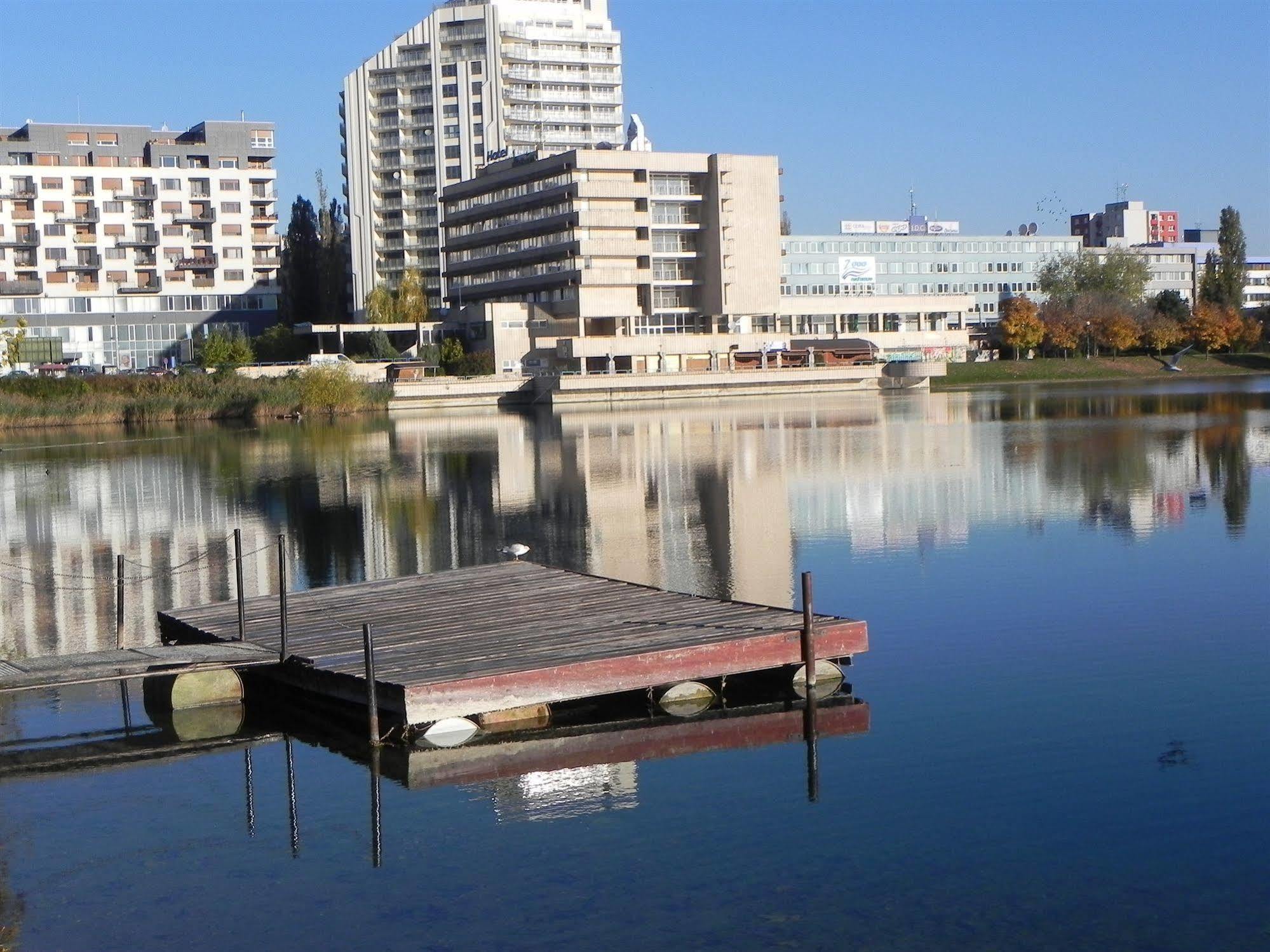 Garni Hotel Junior Bratislava Luaran gambar