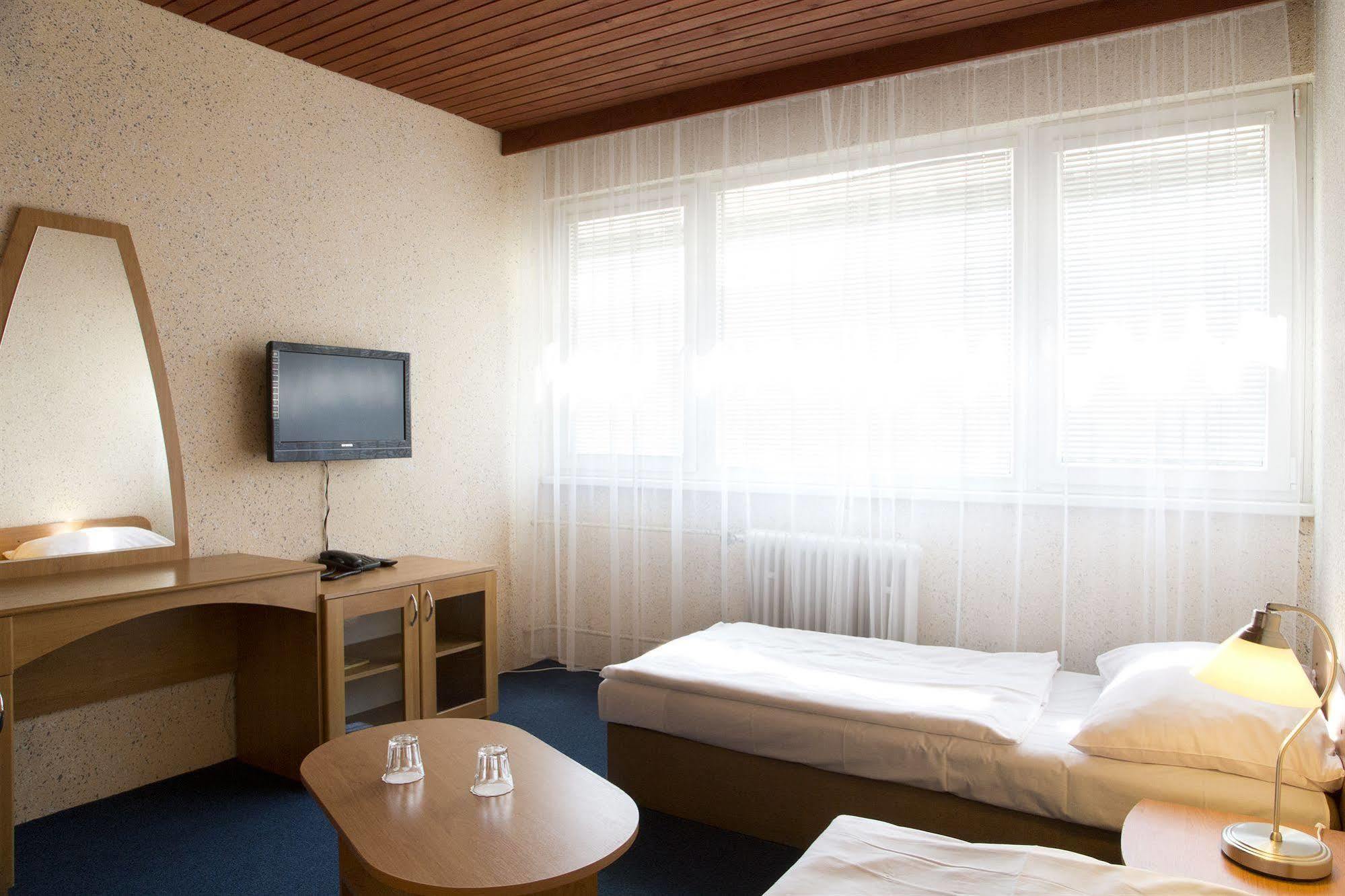 Garni Hotel Junior Bratislava Luaran gambar