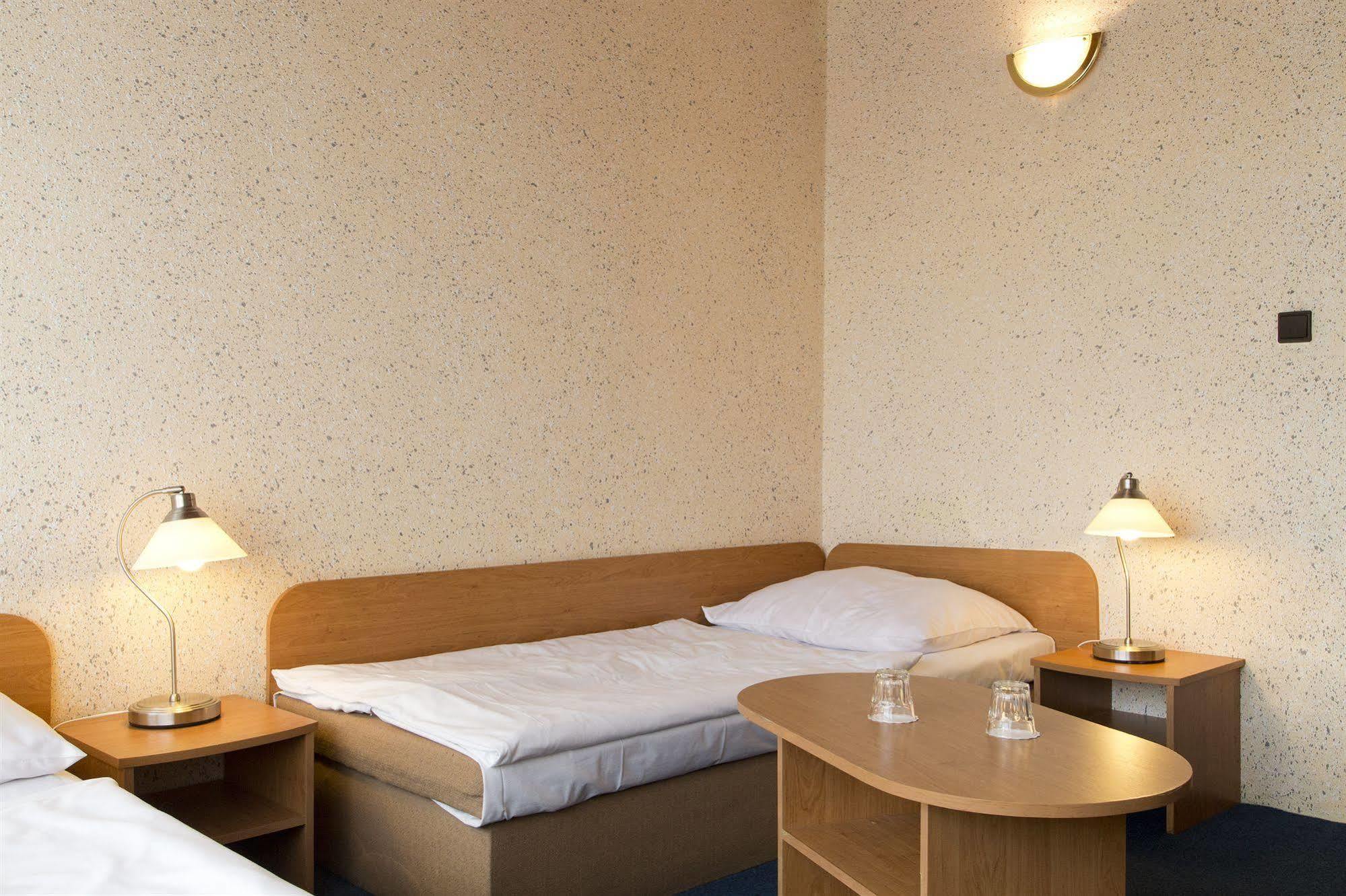 Garni Hotel Junior Bratislava Luaran gambar