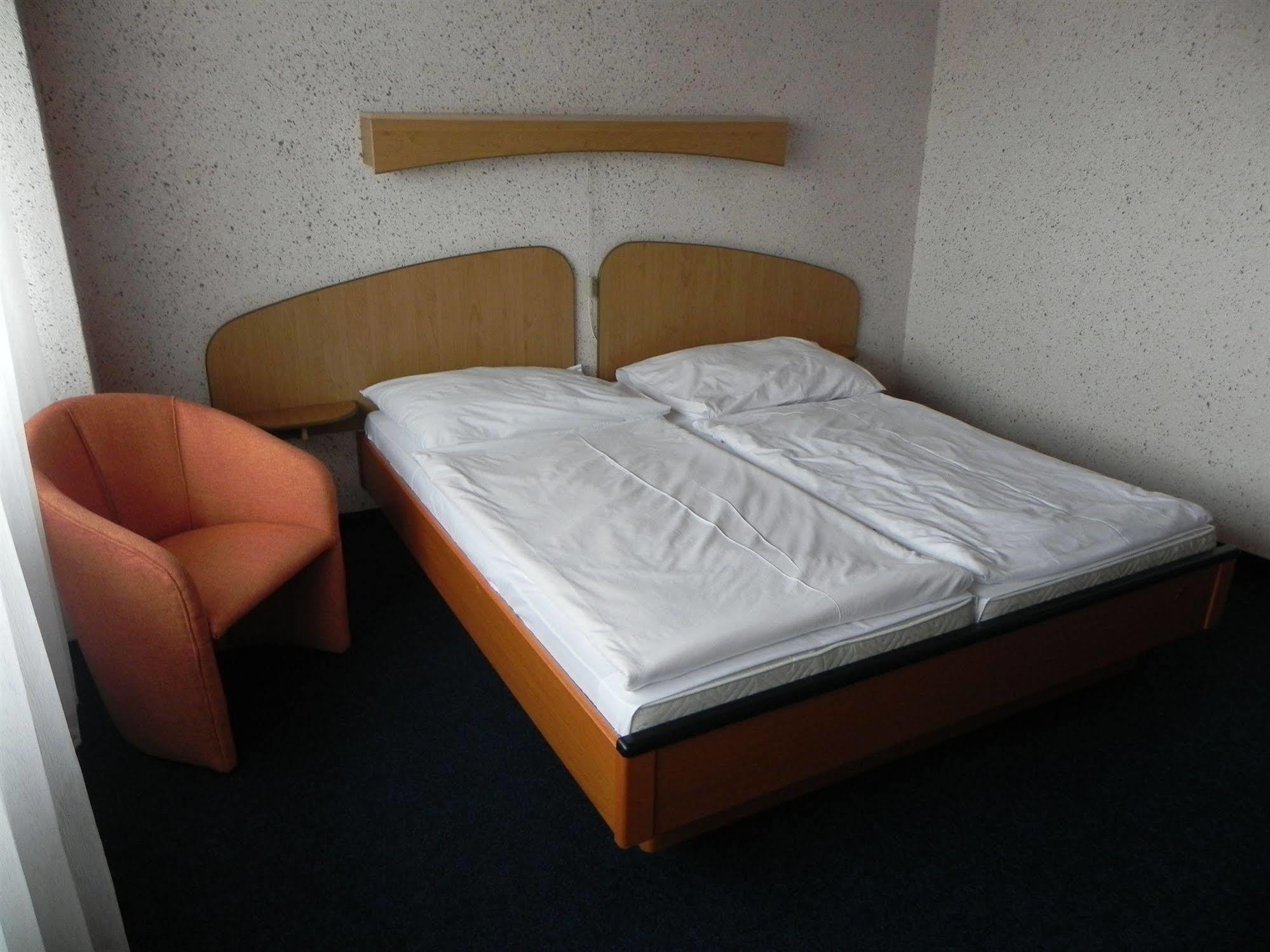 Garni Hotel Junior Bratislava Luaran gambar