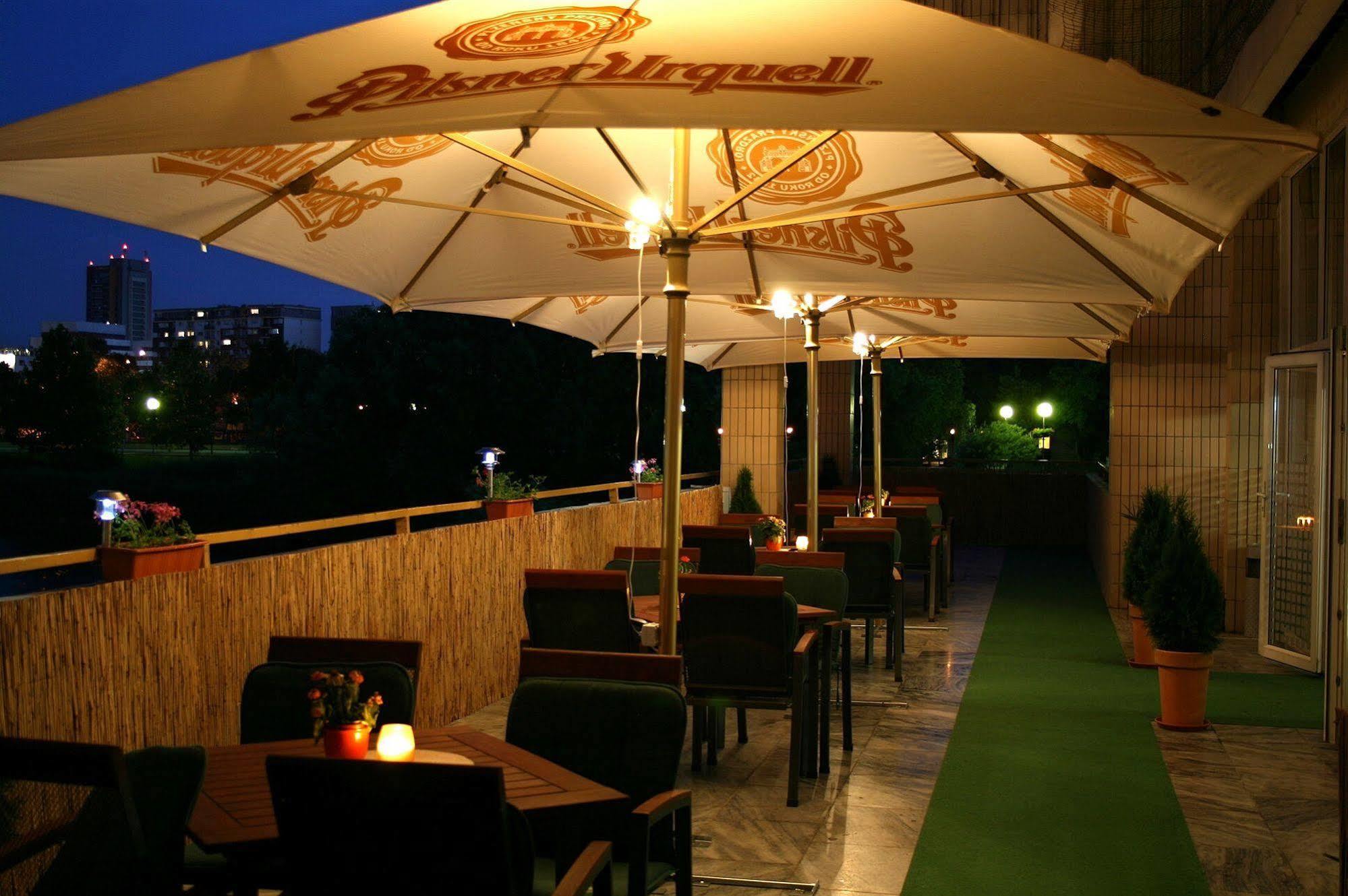 Garni Hotel Junior Bratislava Luaran gambar