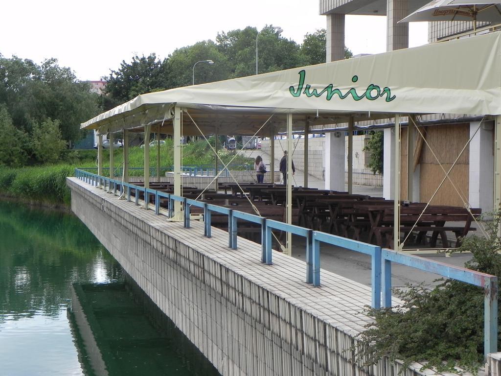Garni Hotel Junior Bratislava Luaran gambar