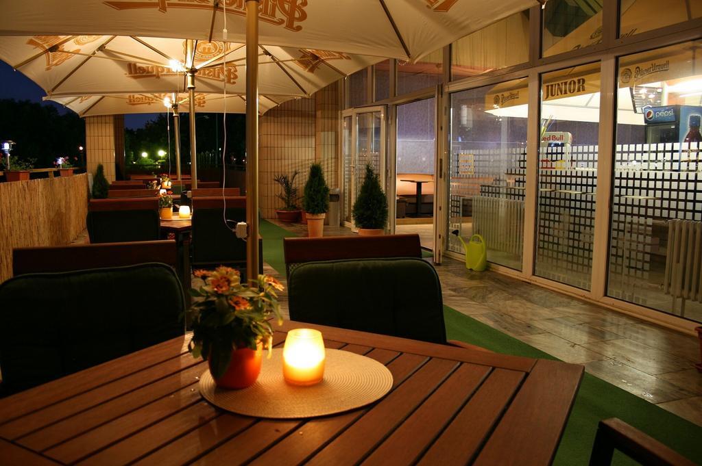 Garni Hotel Junior Bratislava Luaran gambar